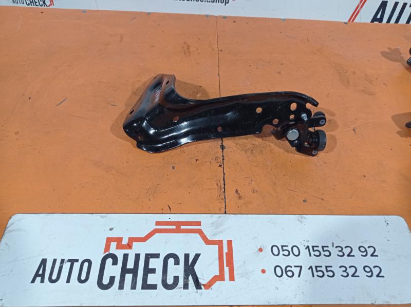 Петля двери задняя правая Dodge Grand Caravan 2011-2020 3.6 5020920AG Б/У