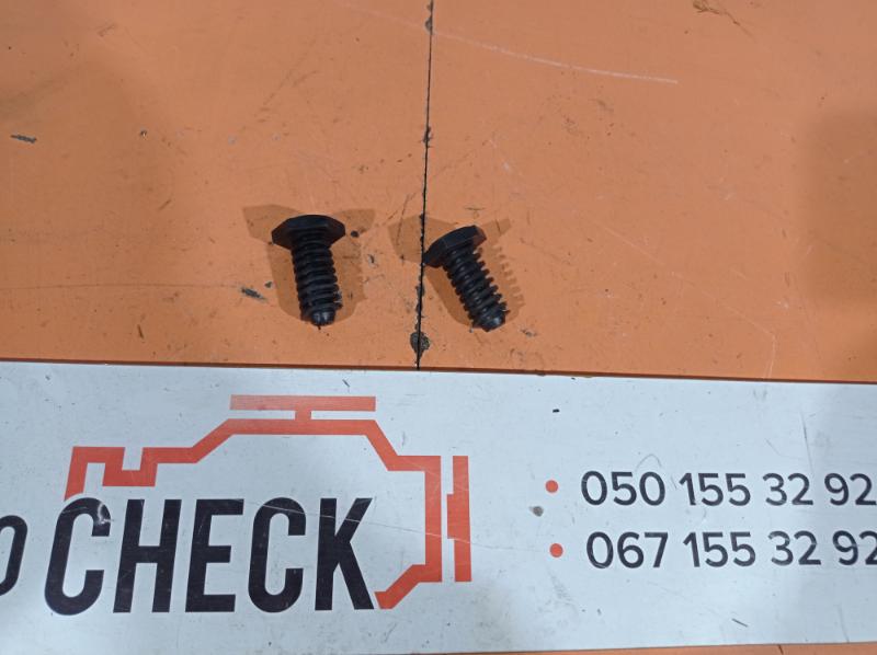 Отбойник капота Dodge Grand Caravan 2011-2020 3.6 Б/У