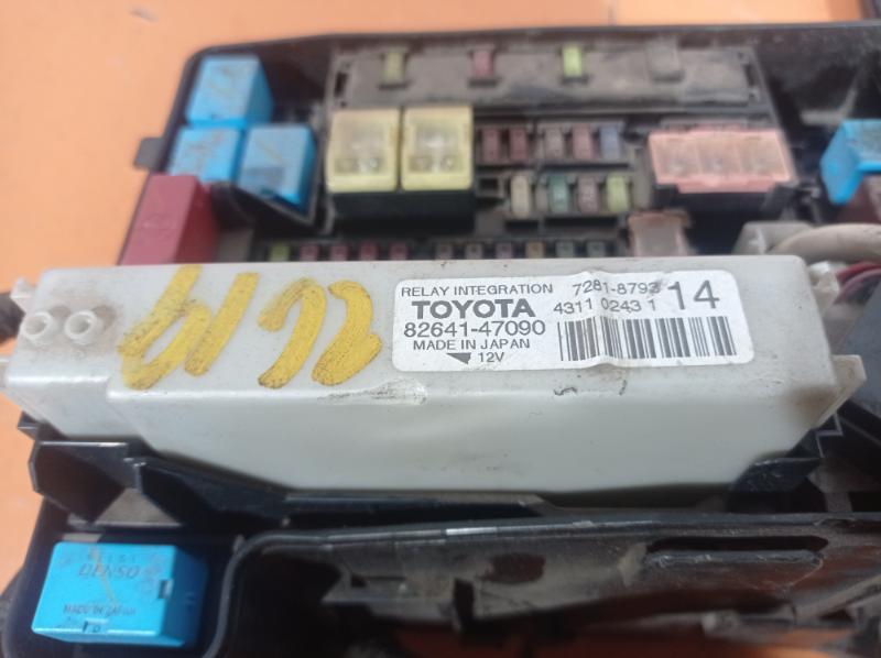 Блок предохранителей Toyota Prius 2014 универсал 1.8 гибрид 8264147090 контрактная