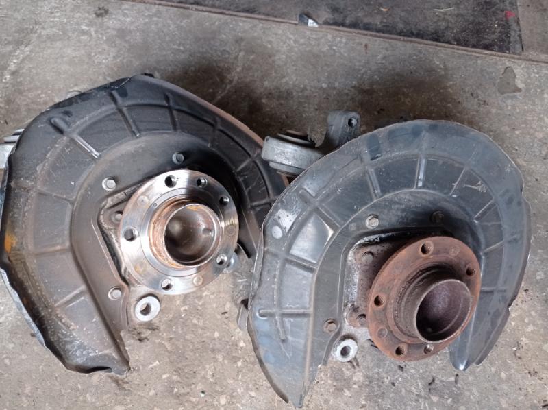 Цапфа задняя левая Jeep Cherokee Внедорожник 2.4