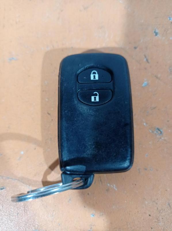 Брелок Toyota Prius 2014 универсал 1.8 гибрид 89904-47250 Б/У