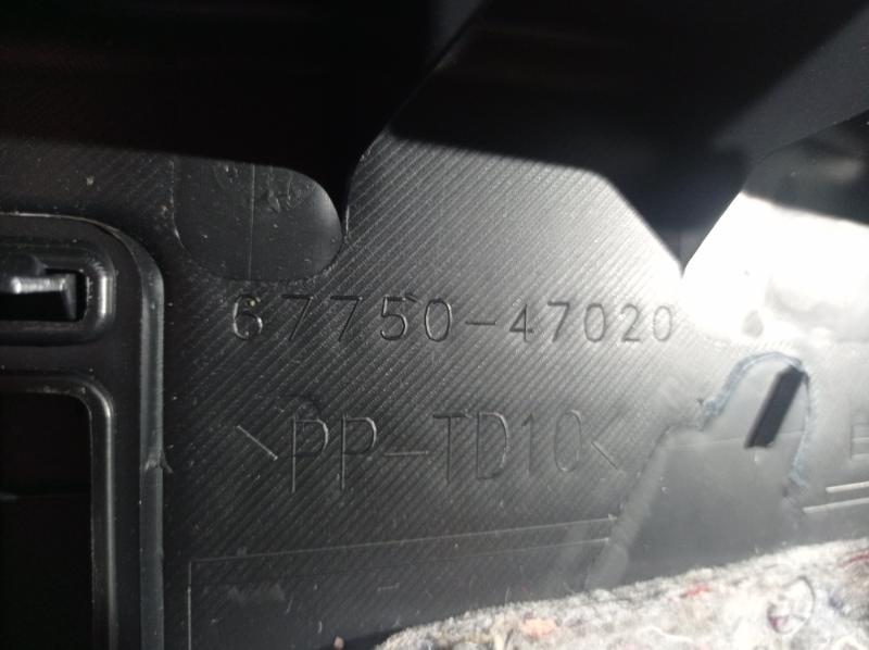 Обшивка крышки багажника Toyota Prius универсал 1.8 гибрид