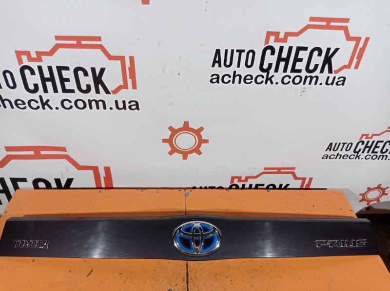 Накладка крышки багажника Toyota Prius 2014 универсал 1.8 гибрид 76801-47070-A1 Б/У