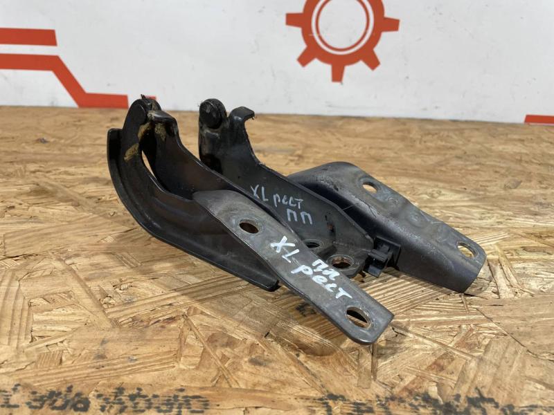 Петля капота передняя левая Mitsubishi XL 2007 Внедорожник 2.2 дизель MN175241 Б/У