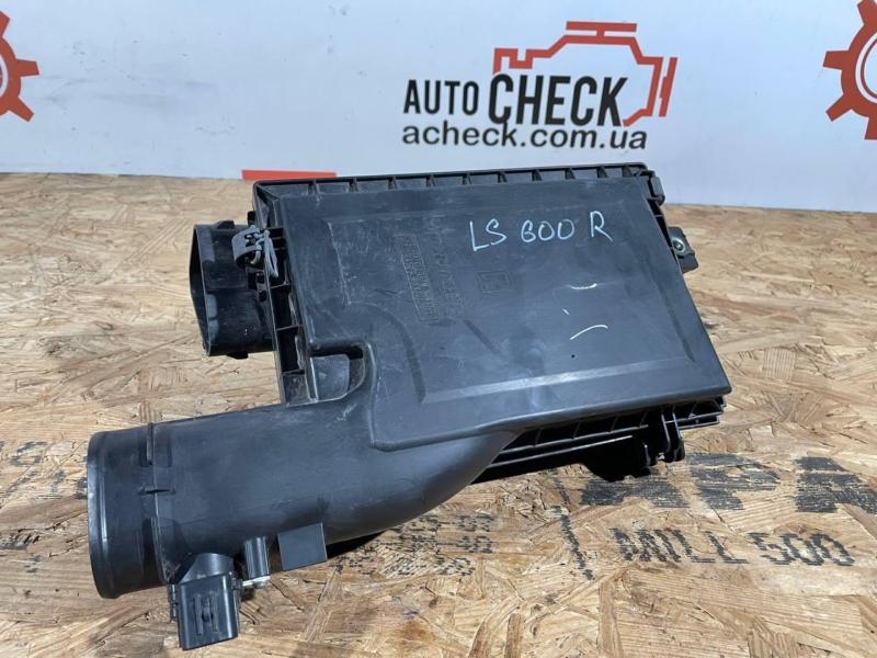 Корпус воздушного фильтра правый Lexus LS 600 2007 Седан (2URFSE) 5000CC 32-VALVE DOHC EFI 1770138120 Б/У